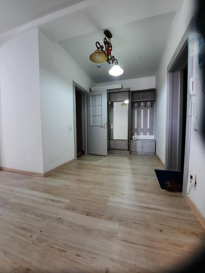 Diplomat - 2 Apartment Bishkek Ngoại thất bức ảnh