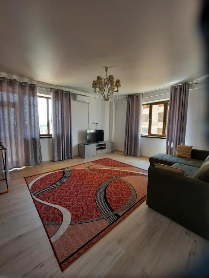 Diplomat - 2 Apartment Bishkek Ngoại thất bức ảnh