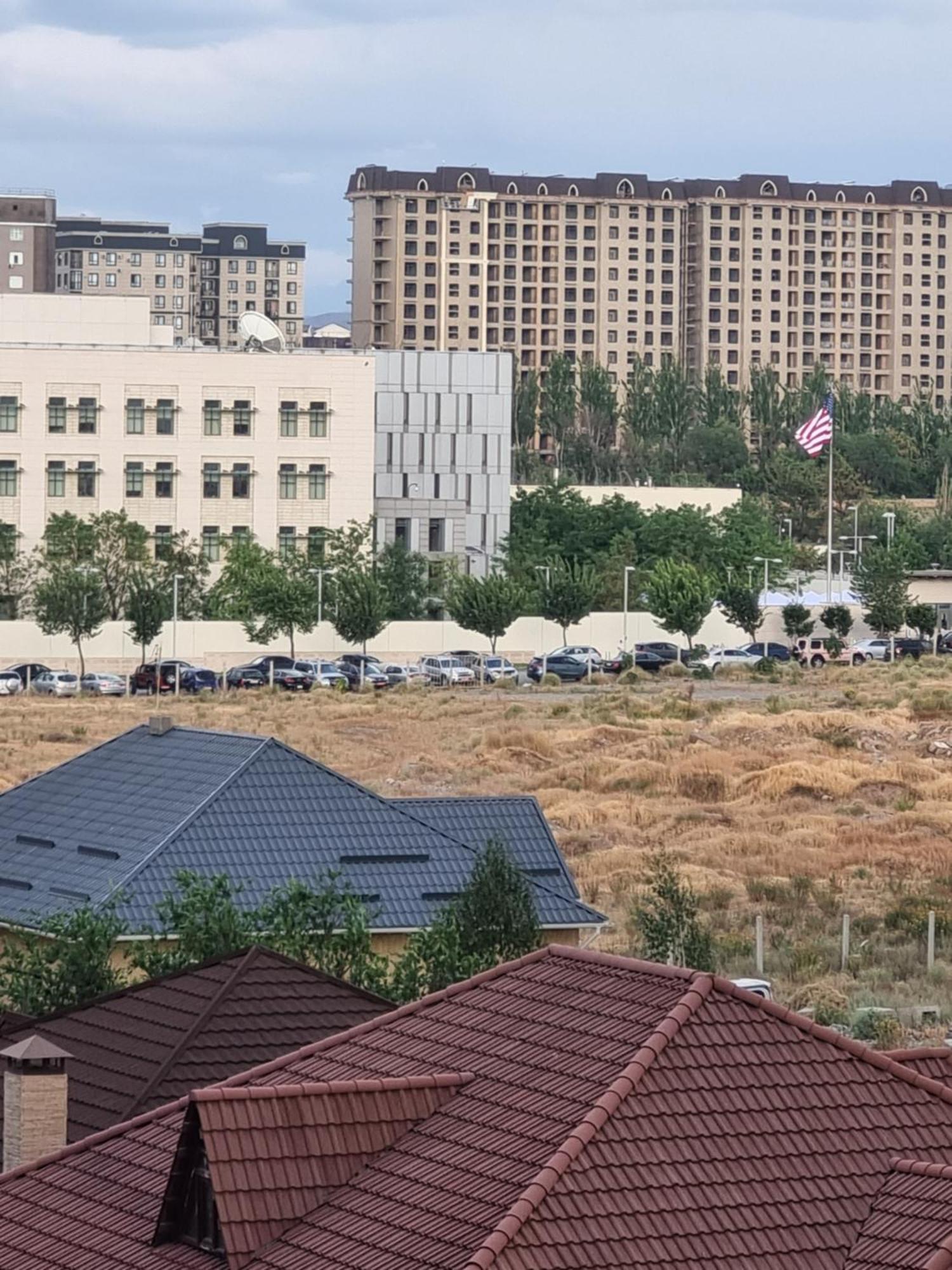 Diplomat - 2 Apartment Bishkek Ngoại thất bức ảnh